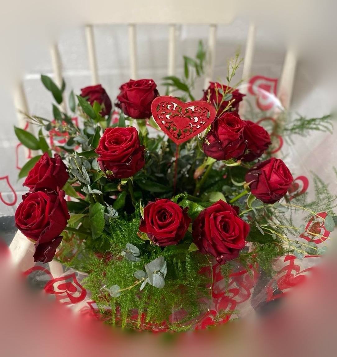 6 Red Roses size,  inches height and  inches wide.