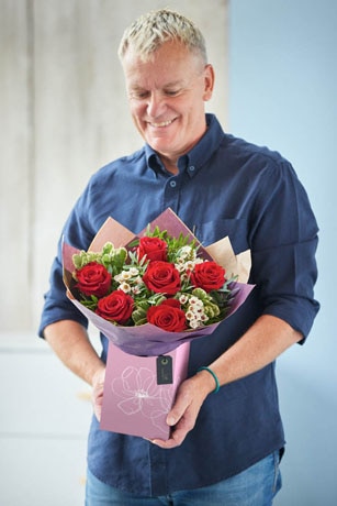 Half Dozen Large-headed Red Rose Valentine's Gift Box Flower Arrangement