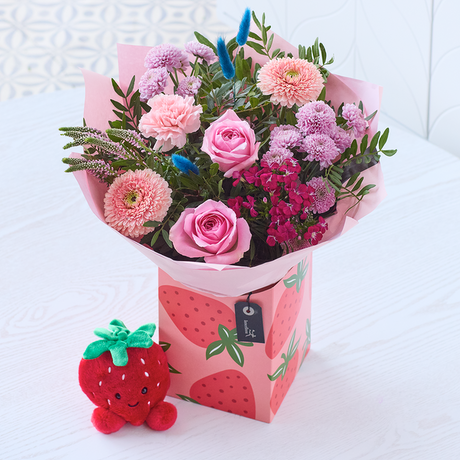 Strawberry Sweetness Gift Set Flower Arrangement