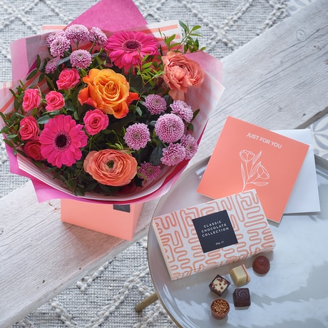 Lovely Mother's Day Bright Gift Box Bundle Flower Arrangement