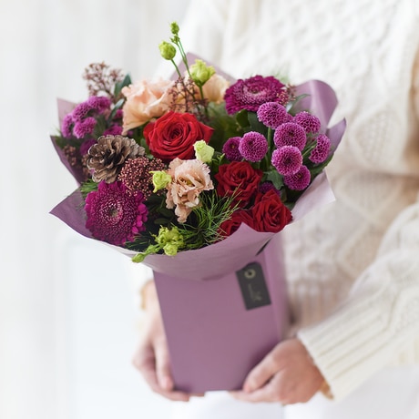 Winter Trending Gift Box Flower Arrangement