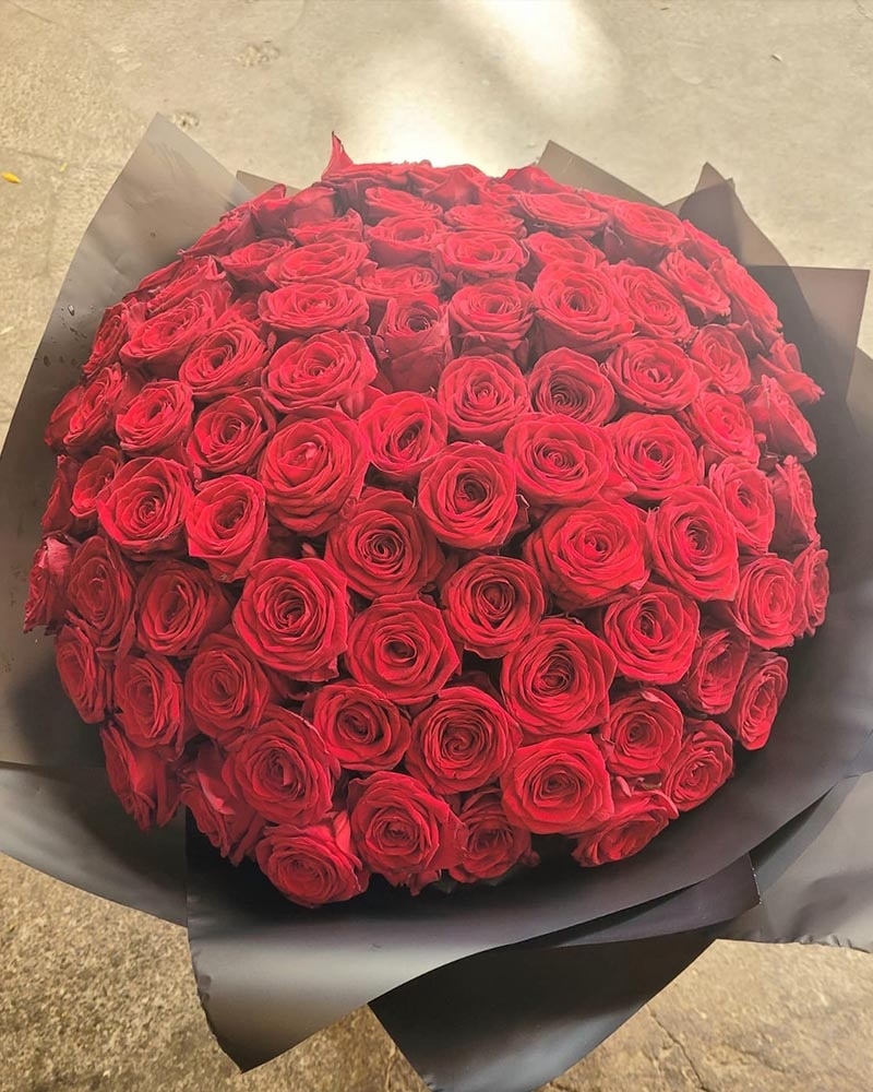 100 Red Roses size,  inches height and  inches wide.