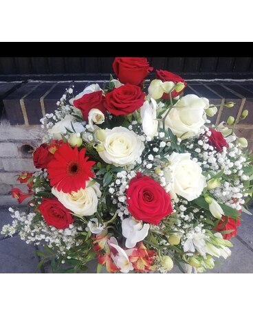 Love Gift with vase Flower Arrangement